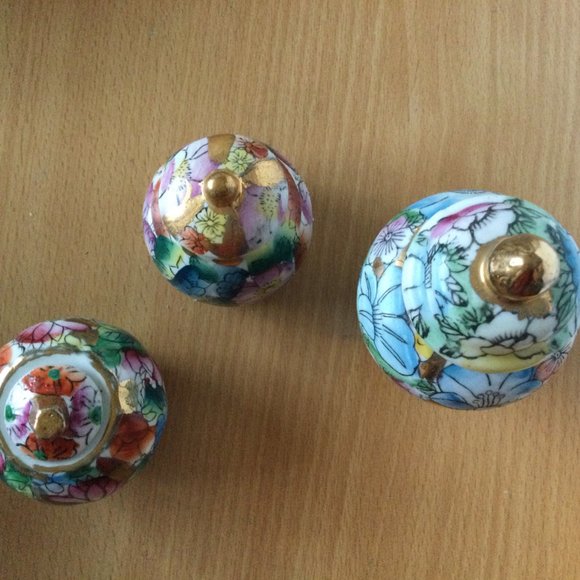 Lot of three small mini Chinese jars lidded hand painted floral flowers pattern - Picture 4 of 6